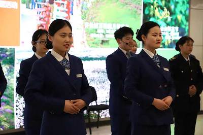 青島地鐵13號線服務禮儀操比武大賽拉開戰幕，專業服裝出租助力服務風采